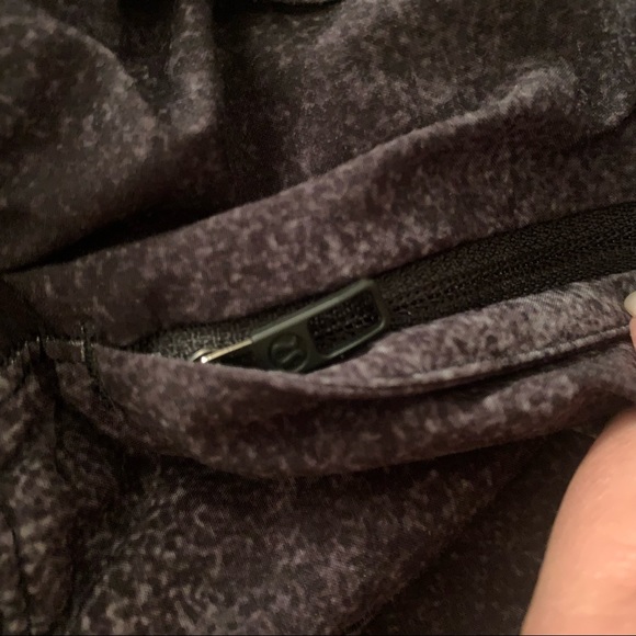 Lululemon Men’s Running Shorts Gray Space Speckled Design 7” Inseam - Picture 4 of 4